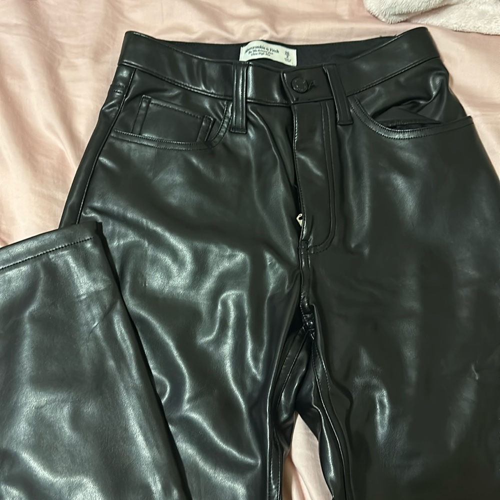abercrombie ultra high rise vegan leather 90s relaxed pants - size 26